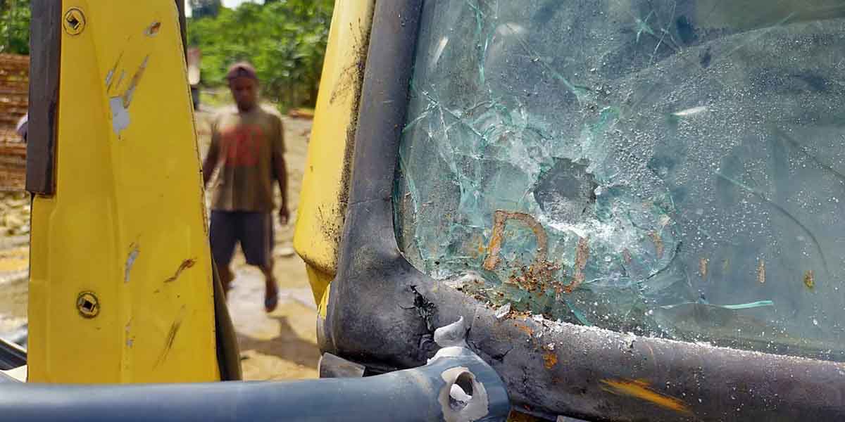 Lubang pada kaca depan truk setelah ditembaki KKB di Yahukimo, Kamis (24/6/2021). Foto: Istimewa